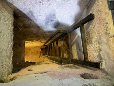 Attraverso delle ripide scale scendiamo cos� nel sottosuolo di San Giuseppe...